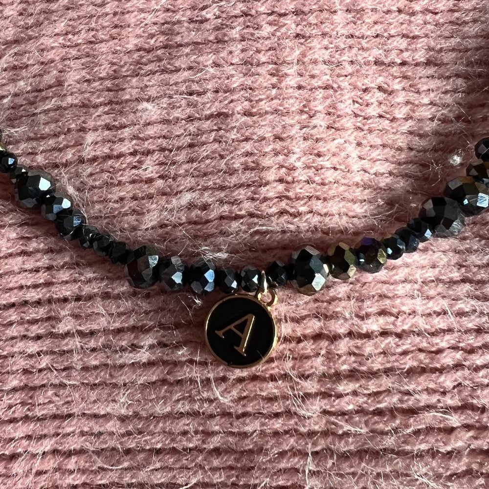 collar negro con inicial A